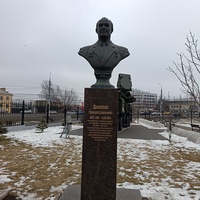 Бюст Денежкина во дворе музея