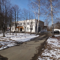 Административное здание по ул. Вокзальная, 14. В нём расположены Черустинская поселковая администрация, почтовое отделение, отделение полиции, МФЦ, точка банковского обслуживания, пункты выдачи Wildberries, Детский мир.