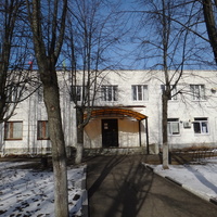 Административное здание по ул. Вокзальная, 14. В нём расположены Черустинская поселковая администрация, почтовое отделение, отделение полиции, МФЦ, точка банковского обслуживания, пункты выдачи Wildberries, Детский мир