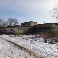 Бывшая столовая на  ул. Вокзальная 1 с фотобаннером на стенах.