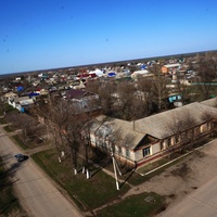 Мокроус. Панорама улицы Энгельса. На переднем плане здание  старой школы(открыта в 1936 г.). Фото 2016 г.