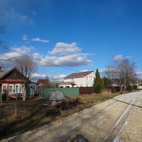 Улица в деревне Поздняки. Дома 68, 68а.