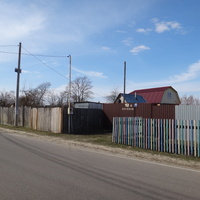 В центральной части посёлка.