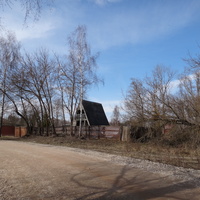 В южной части посёлка.