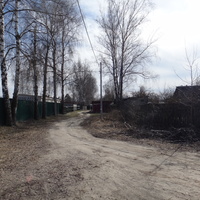 В южной части посёлка.