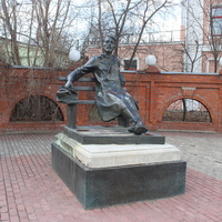 Памятник А.П. Чехову (скульптор С.В. Сагайко) установлен в 1999 г.