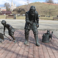 Скульптура "Рыбаки" на берегу Нары.