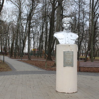 В парке имени Героя Советского Союза Олега Степанова. Памятник герою.