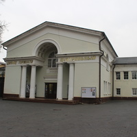 В парке имени Героя Советского Союза Олега Степанова. Здание ЗАГСа.