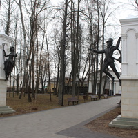 В парке имени Героя Советского Союза Олега Степанова. Скульптура "Пастушка и трубочист".