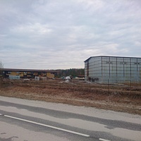 Хозяйственные корпуса у деревни.