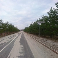 Дорожный указатель в начале деревни.