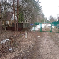 Въездные ворота в СНТ "Сосенки-1". 1-я улица.