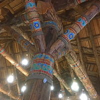 Своды крыши внутри ресторана "Чугунок" туристического комплекса "Миловка".