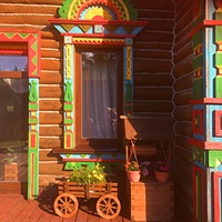 У входа в ресторан "Чугунок" туристического комплекса "Миловка".