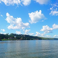 Побережье села. Слева - часовня Священномученика Димитрия и Святой мученицы Людмилы.