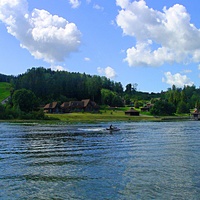 Побережье села. Слева - подъездная дорога к причалу.