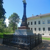 В 1910 г. – в память о вкладе великого князя Василия I в историю города, в ознаменование 500-летия возведения плёсской фортеции на вершине Соборной горы около Успенского собора установили первый в России памятник князю. Автор: скульптор С. С. Алешин.