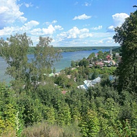 Вид с Соборной Горы на жилую застройку, храм Варвары Великомученицы и Волгу.