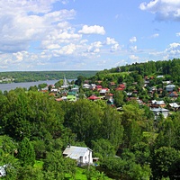 Вид с Соборной Горы на Волгу, жилую застройку Плёса, храм Варвары Великомученицы и установленный на горе Левитана клётский храм Воскресения ХРИСТОВА, перенесенный из села Билюково Ильинского района в 1982 г.