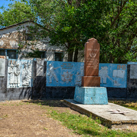 Жамбылская область, Кордайский район, село Соганды.  Заброшенное... В память погибшим в ВОВ. Остатки от Советского времени