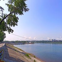 Набережная Ангары. Вдали виден городской парк на островах Юность и Конный