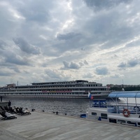 Химкинское водохранилище у Северного речного вокзала - Круизный теплоход <<Нижний Новгород>>