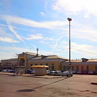 Железнодорожный вокзал на Привокзальной площади.