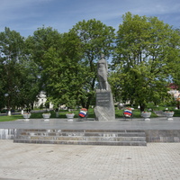 Памятник Герою Советского Союза Назаровой Клавдии Ивановне организатору и руководителю подпольной комсомольской организации в городе Остров