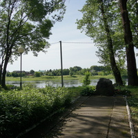 Памятный камень на месте где стоял дом Клавдии Ивановны Назаровой