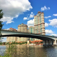 Вид на Строгинский мост через Москву-реку и ЖК "Алые паруса"