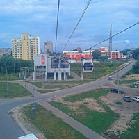 Нижегородская канатная переправа через Волгу между Н. Новгородом и Бором. Длина — 3661 м (56 современных кабин с весны 2025г.). Это самая длинная в Европе канатная дорога над водой: её протяжённость над Волгой — 861 м. Вид на станцию "Борская".