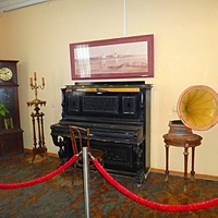 Краеведческий музей. Экспозиция "Мещанство XIX — XX вв.". Фортепиано старейшей в Российской фортепианной фабрики "Diederichs Freres".