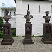 Вознесенский Печерский мужской монастырь. Cквер с бюстами российских правителей. Аллея династии Романовых. Императрица Александра Фёдоровна, император Николай II, цесаревич Алексей.
