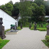 Вознесенский Печерский мужской монастырь. Cквер с бюстами российских правителей. Аллея династии Рюриковичей. По границам сквера стены монастыря и южная башня.