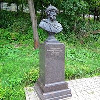 Вознесенский Печерский мужской монастырь. Cквер с бюстами российских правителей. Аллея династии Рюриковичей. Великий князь Владимиров Всеволодович Мономах.