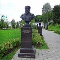 Вознесенский Печерский мужской монастырь. Cквер с бюстами российских правителей. Аллея династии Рюриковичей. Великий князь Святослав Ярославич.