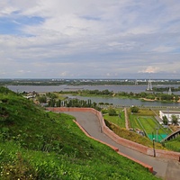 Вид на акваторию и побережье Волги с обзорной площадки на Казанском съезде. Справа - часть трамплина К-60.