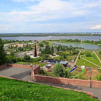 Вид на акваторию и побережье Волги с обзорной площадки на Казанском съезде. На переднем плане - гребной канал.