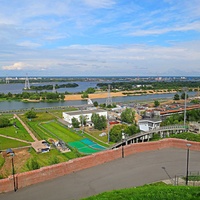 Вид на акваторию и побережье Волги с обзорной площадки на Казанском съезде. На переднем плане - гребной канал, справа - часть трамплина К-60.
