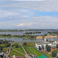 Панорама акватории Волги и прибрежной зоны с обзорной площадке на Казанском съезде. На переднем плане - гребной канал.