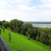 Вид с Верхне-Волжской набережной на склон к Казанскому съезду, Александровский сад, акваторию Волги и прибрежную зону.