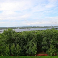 Вид с Верхне-Волжской набережной на Александровский сад, акваторию Волги и прибрежную зону.