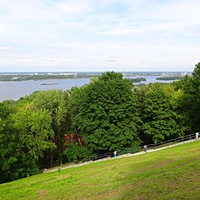 Акватория Волги и прибрежная зона. Спуск с Верхне-Волжской набережной в Александровский сад.