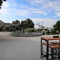 Фонтан и макет самолёта «Ньюпор-4» на Верхне-Волжской набережной.