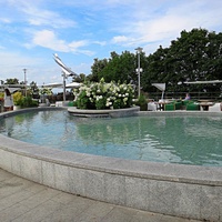 Фонтан и макет самолёта «Ньюпор-4» на Верхне-Волжской набережной.