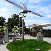 Макет самолёта «Ньюпор-4» на Верхне-Волжской набережной. На этом самолёте в 1913 г. легендарный лётчик Пётр Нестеров впервые в истории авиации выполнил фигуру высшего пилотажа — «мёртвую петлю».