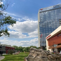 У китайского делового центра <<Парк Хуамин>>