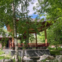 Китайский ландшафтный парк <<Хуамин>> - Вид на беседку <<Иншуй>> сбоку