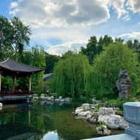 Китайский ландшафтный парк <<Хуамин>> - Беседка <<Фэнхэ>> у пруда <<Линлун>>